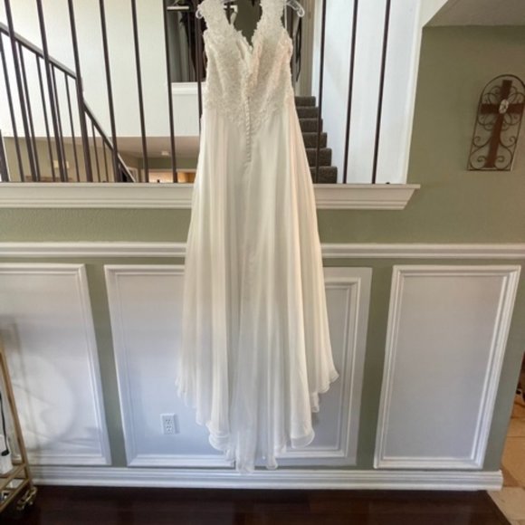 Beautiful Mori Lee Ivory Wedding Dress - Picture 12 of 14